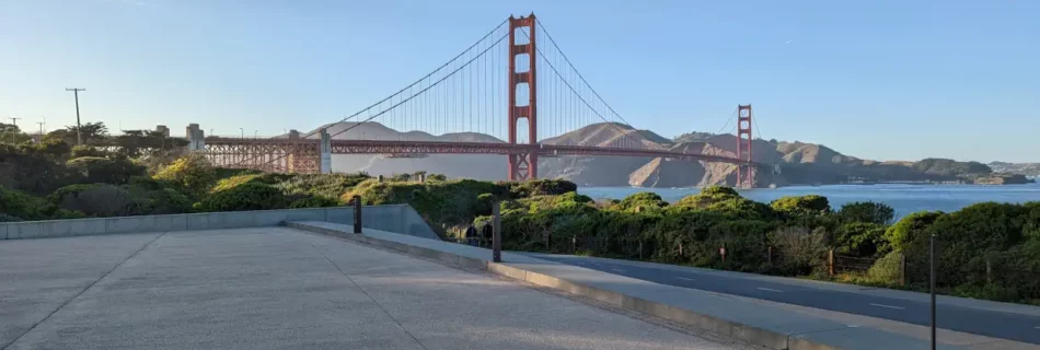 Vue dégagée et ensoleillée sur le détroit du Golden Gate et le pont de San Francisco.