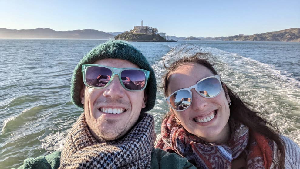 Selfie de Helo & Nano sur un ferry, quittant l’île d’Alcatraz. En arrière-plan se trouvent la baie de San Francisco et le célèbre “Rock”.