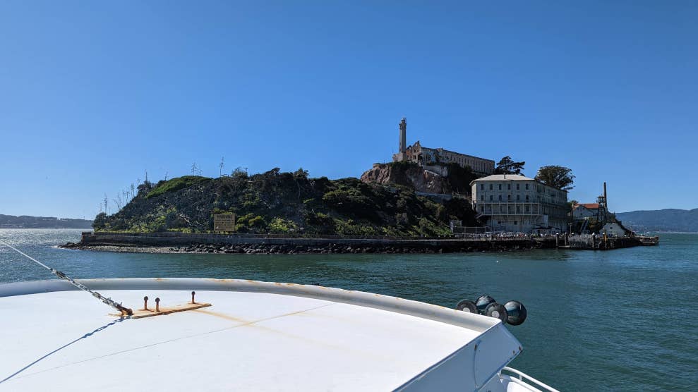 Vue d’ensemble d’Alcatraz à bord d’un ferry. D’ici, l’île est tellement proche que l’on peut voir le phare et la prison.