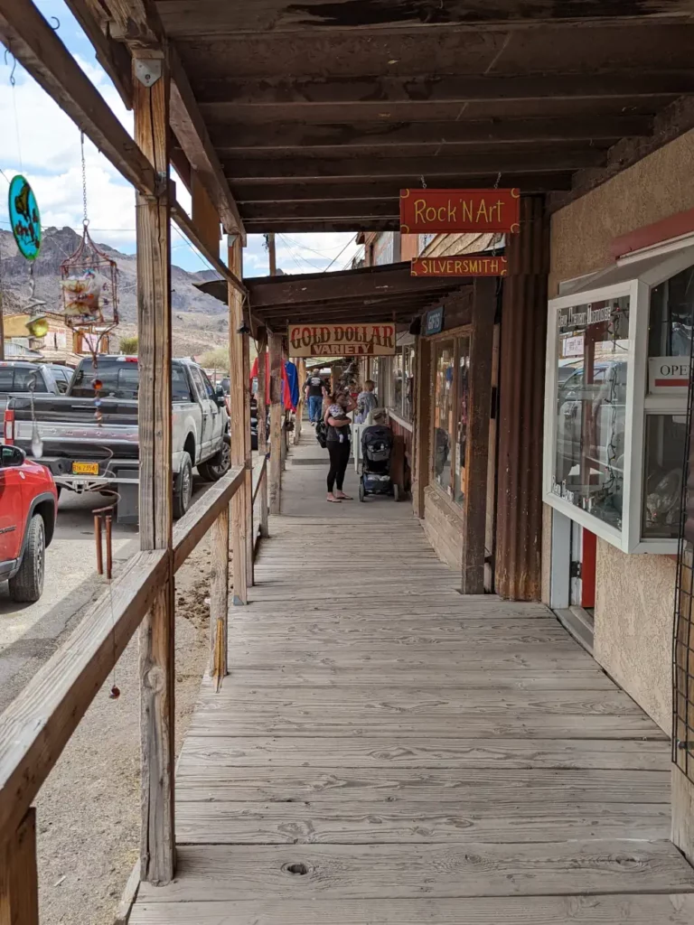 Allée en bois à Oatman, sur laquelle se trouvent boutiques et restaurants.