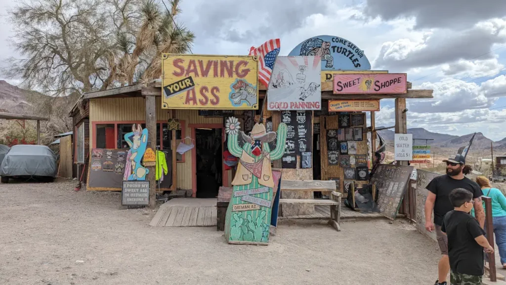 Devanture de la boutique “Sweet Shoppe” à Oatman, diffusant des morceaux de musique Rock.