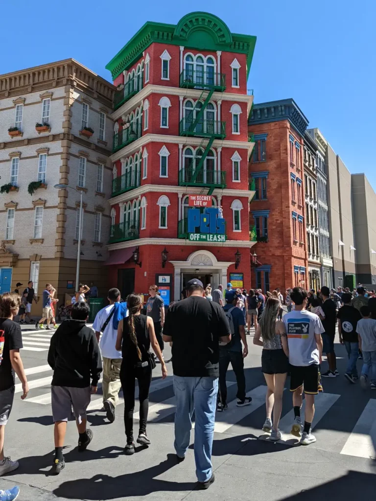 Immeuble rouge et vert accueillant l’attraction dédiée au film d’animation “Comme des bêtes”. Il y a beaucoup de monde devant.