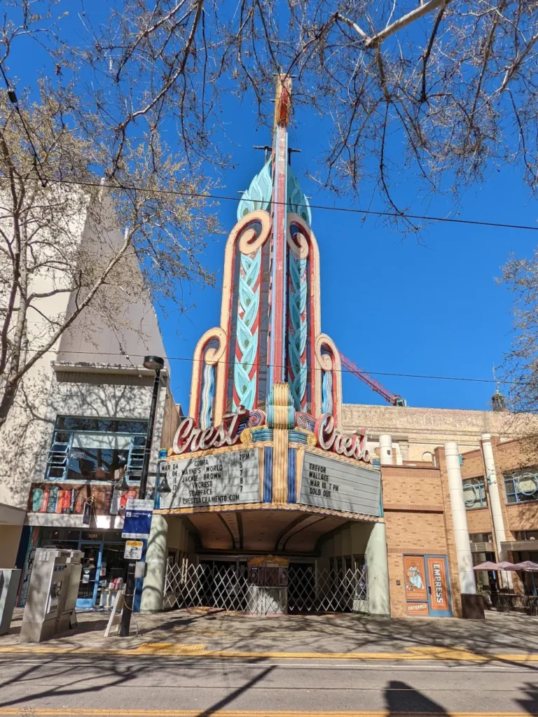 Entrée bleue, orange et rouge du “Crest Theatre”, vue depuis la rue de K Street à Sacramento.