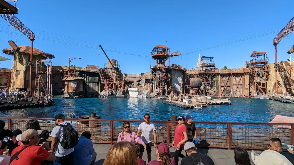 Décors du spectacle Waterworld à l’Universal Studio de Los Angeles. De vieux bâtiments rouillés tiennent sur l’eau. 