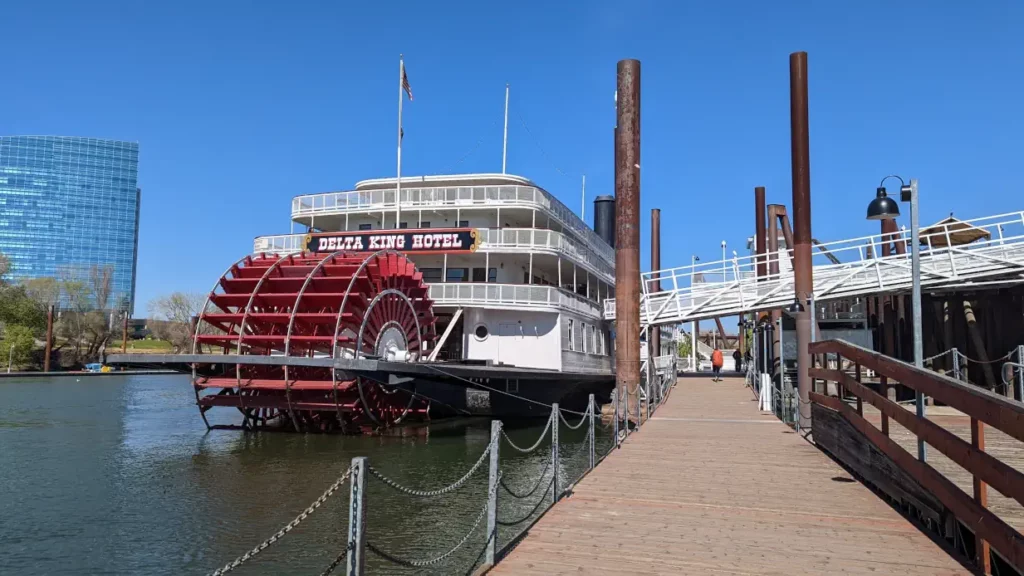 Poupe du “Delta King Hotel”, un bateau à vapeur blanc à deux étages. Sa roue arrière est rouge et imposante.