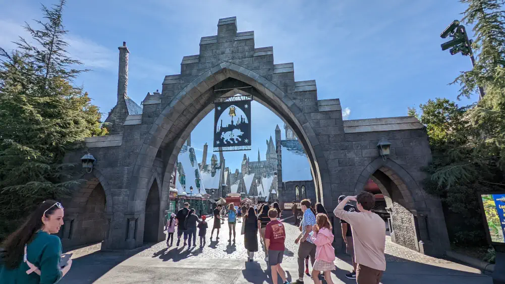 Arche d’entrée en briques du “Wizarding World”, zone dédiée à Harry Potter au sein du parc Universal Studio de Los Angeles.