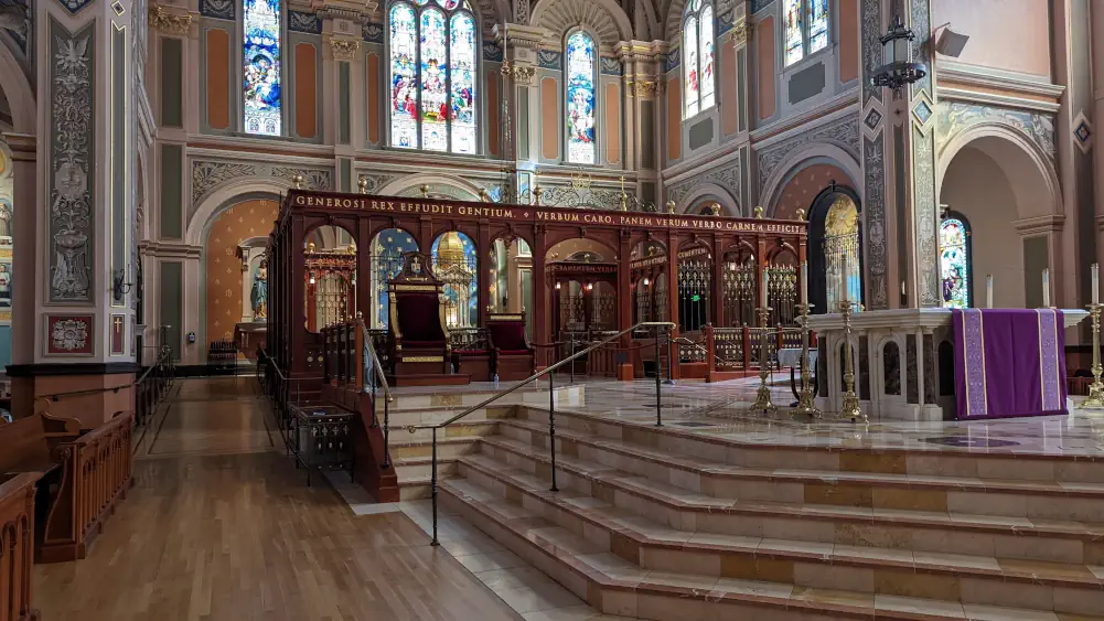 Intérieur lumineux de la cathédrale de Sacramento, située dans le quartier de Downtown.