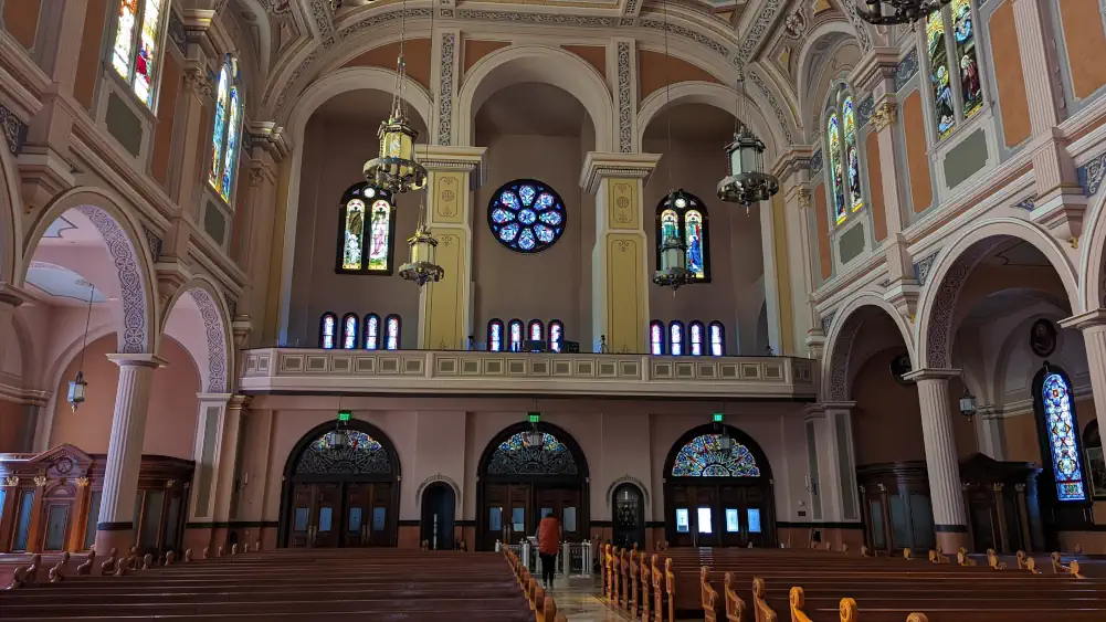 Allée centrale de la cathédrale du Saint-Sacrement à Sacramento, en Californie.