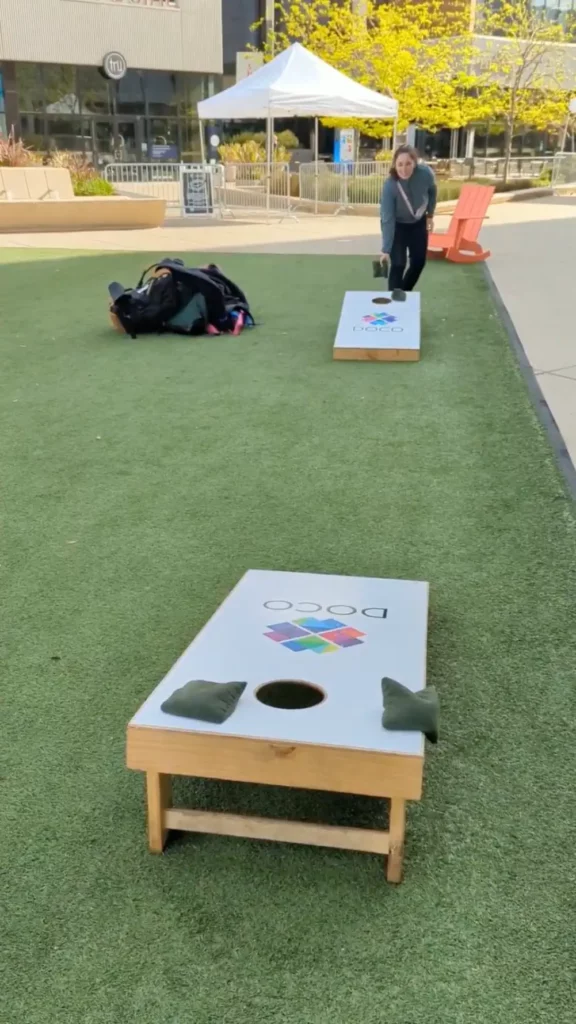 Hélo qui s'apprête à lancer un sac de sable lors d’une partie de Cornhol au DOCO, dans le quartier de Downtown à Sacramento.