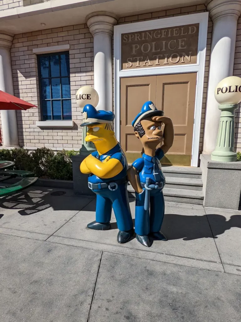 Le sergent Lou et l'officier Eddie, faisant la garde devant la porte d’entrée du commissariat de Springfield.