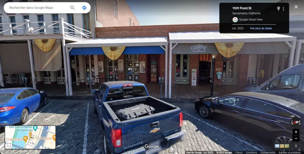 Vue depuis la rue de Front Street via Google Maps. Entre deux boutiques se trouve un renfoncement où loge la fortune telling machine zoltar.