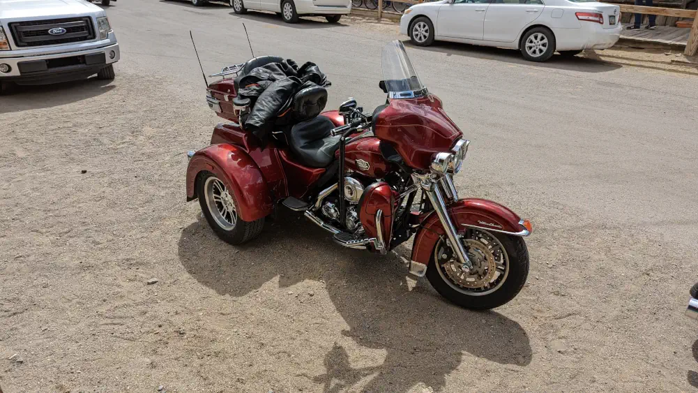 Harley-Davidson rouge, garée sur le bord de la Route 66 à Oatman.