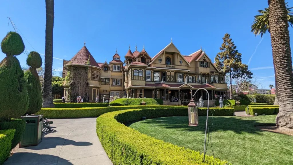 Façade principale de la mystérieuse maison Winchester à San Jose. La photo est prise depuis ses magnifiques jardins.