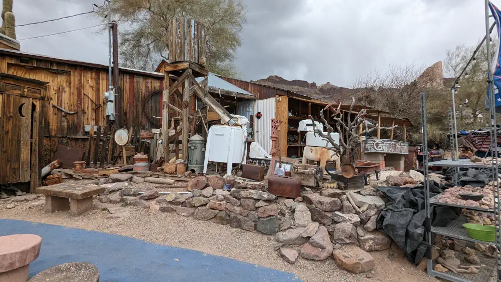 Bric-à-brac d’objets en tout genre à Oatman, visibles depuis la Route 66 par les touristes.