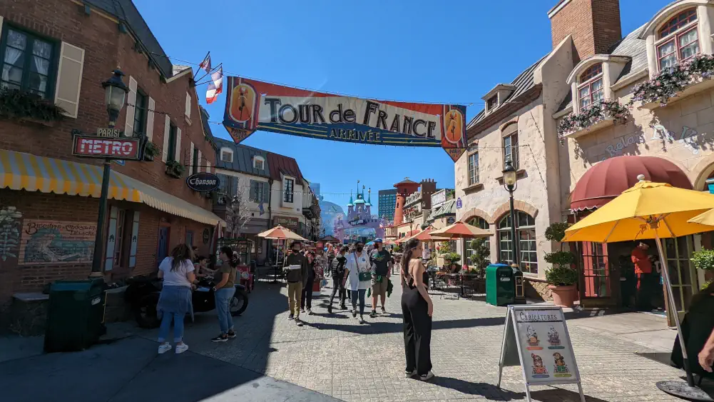 Entrée principale du quartier de Paris situé à Universal Studio Hollywood. Une grande banderole annonce le Tour de France.