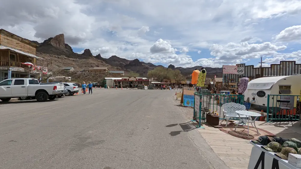 Route 66 menant vers l’extérieur d’Oatman et le désert rocheux et montagneux entourant cette ville.