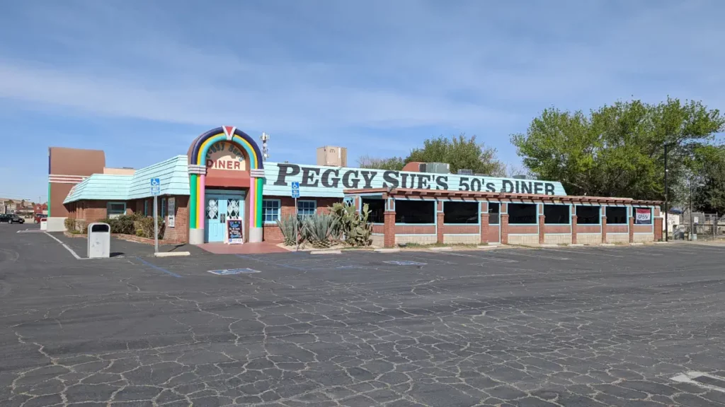 Façade du restaurant Peggy Sue's 50's Diner, prise en photo depuis son parking. Il se trouve à Yermo, du côté de Barstow.