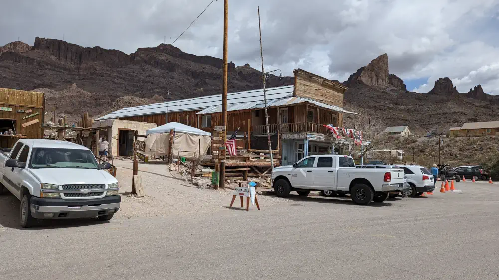 Boutique en bois derrière laquelle se trouve un relief avec pics montagneux sur la Route 66.