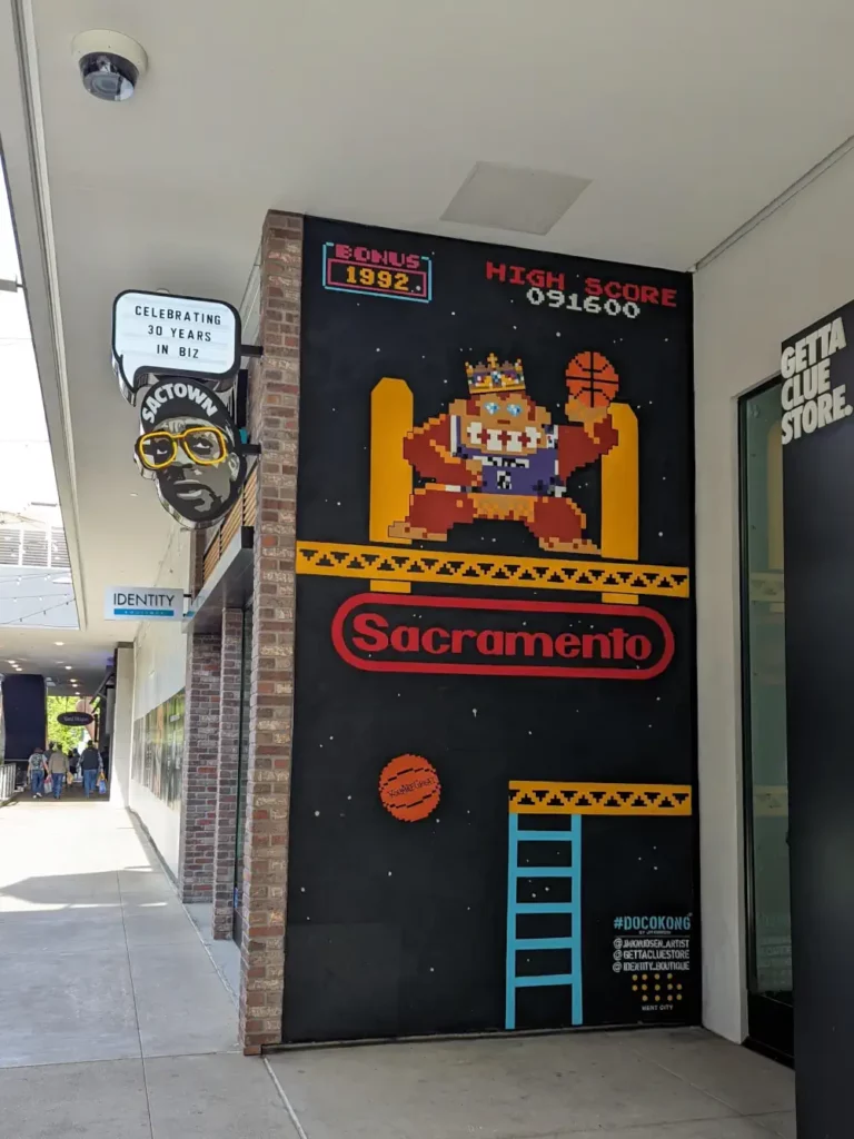 Pixel Art noir avec Donkey Kong, portant une couronne et jouant avec un ballon de basket. Il est écrit “Sacramento” en rouge, à la manière du logo de Nintendo.