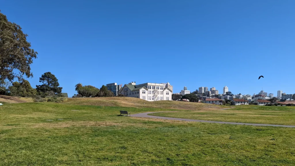 Quand partir à San Francisco rime avec ciel bleu et verdure.