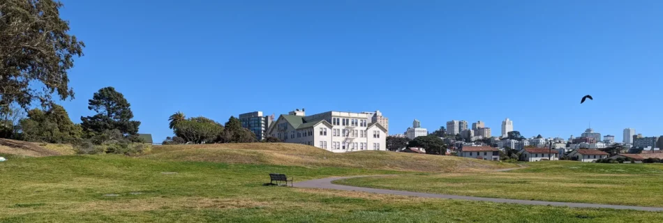 Quand partir à San Francisco rime avec ciel bleu et verdure.