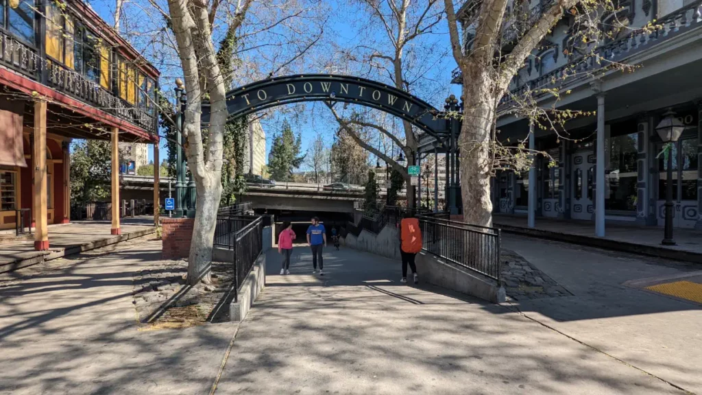 Entrée du tunnel menant vers le quartier de Downtown depuis le Old Sacramento.