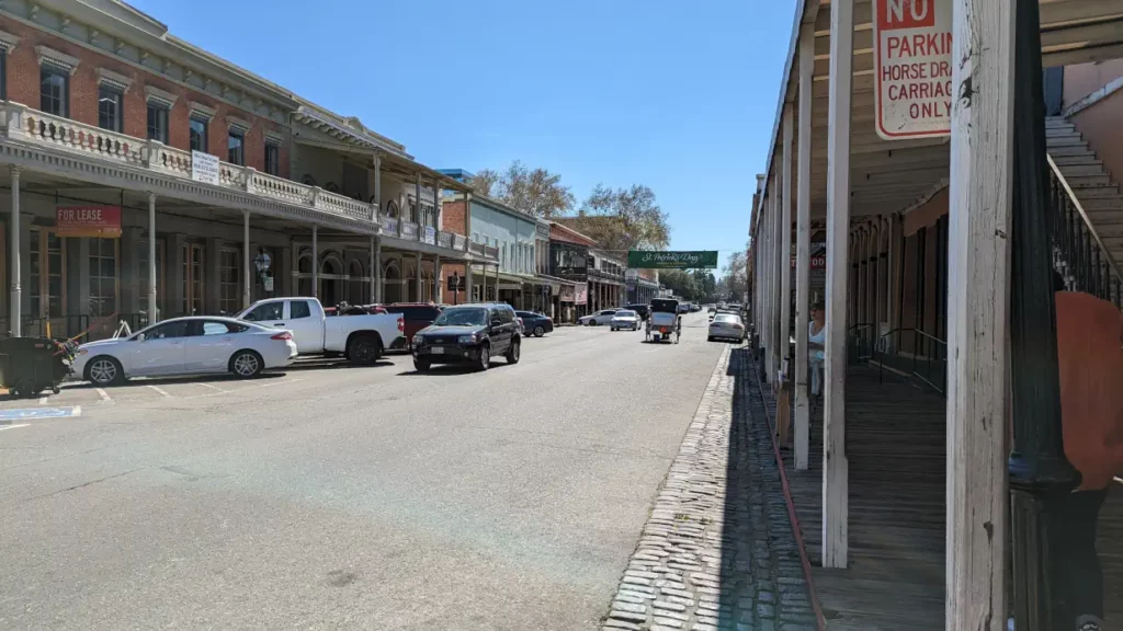 Rue 2nd St dans le quartier de Old Sacramento. Les bâtiments ont des balcons et sont typiques de l’époque de la ruée vers l’or.