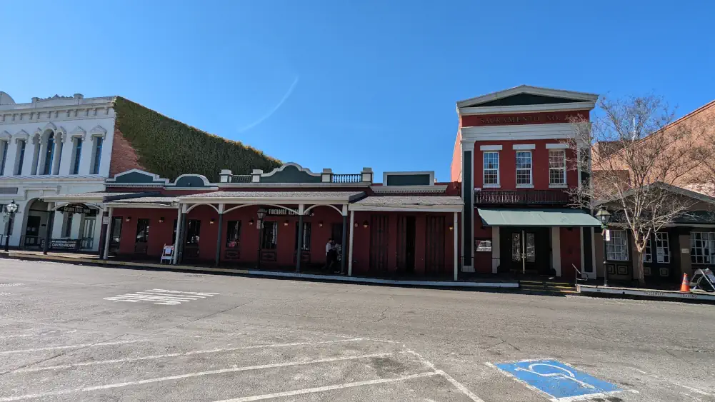 Façade rouge du “Firehouse Restaurant”, lieu le plus gastronomique de Sacramento en Californie.