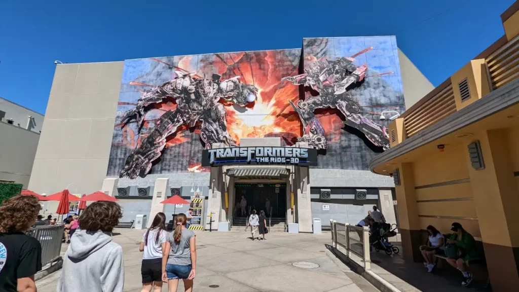 Entrée principale de l’attraction “Transformers - The Ride-3D”. La façade est décorée par deux robots géants qui se battent en duel.