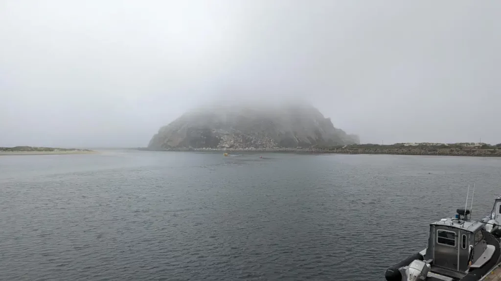 Quand partir aux alentours de San Francisco peut s’avérer brumeux. Vue sur le sommet montagneux de Morro Bay.