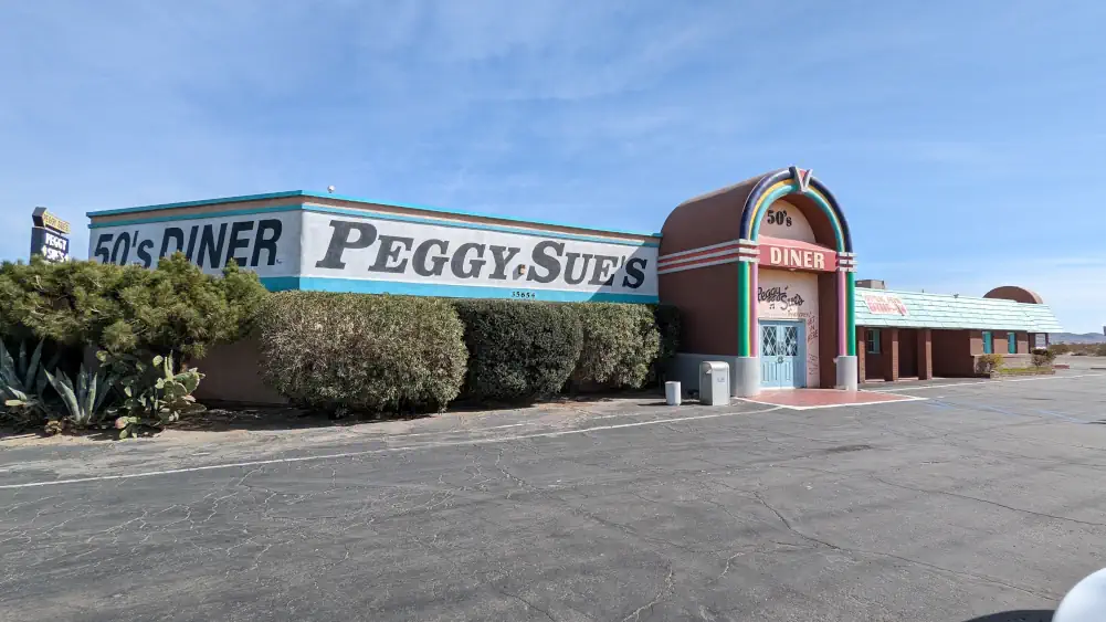 Façade principale du Peggy Sue's 50's Diner sur la Route 66.
