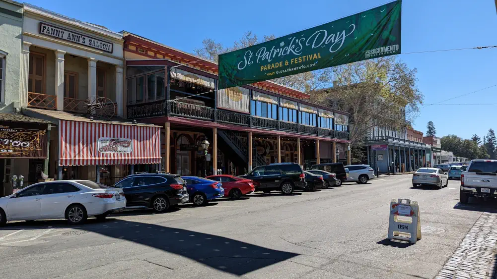 Rue de “2nd Street” à Sacramento, surplombée d’une banderole verte promouvant la fête de la Saint-Patrick.