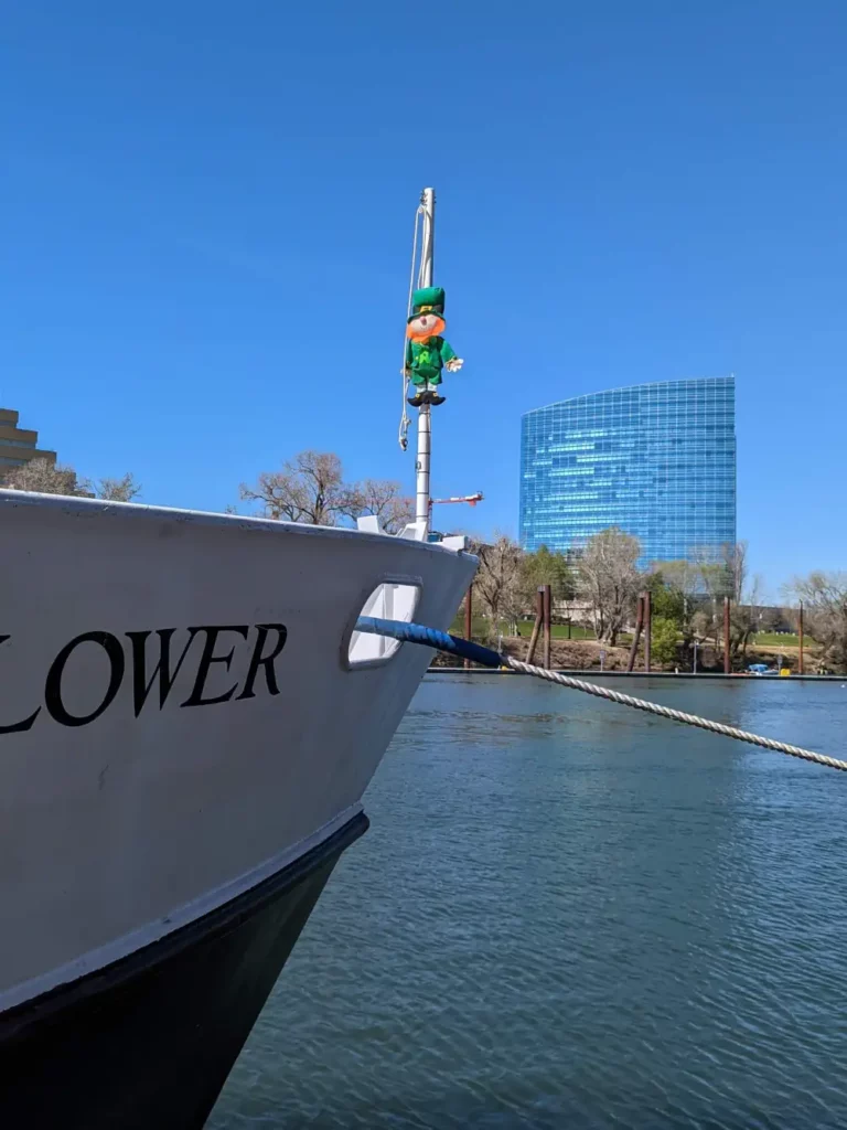 Mascotte de la Saint-Patrick, plantée à la proue d’un bateau stationnant sur le fleuve Sacramento, qui traverse la Californie.