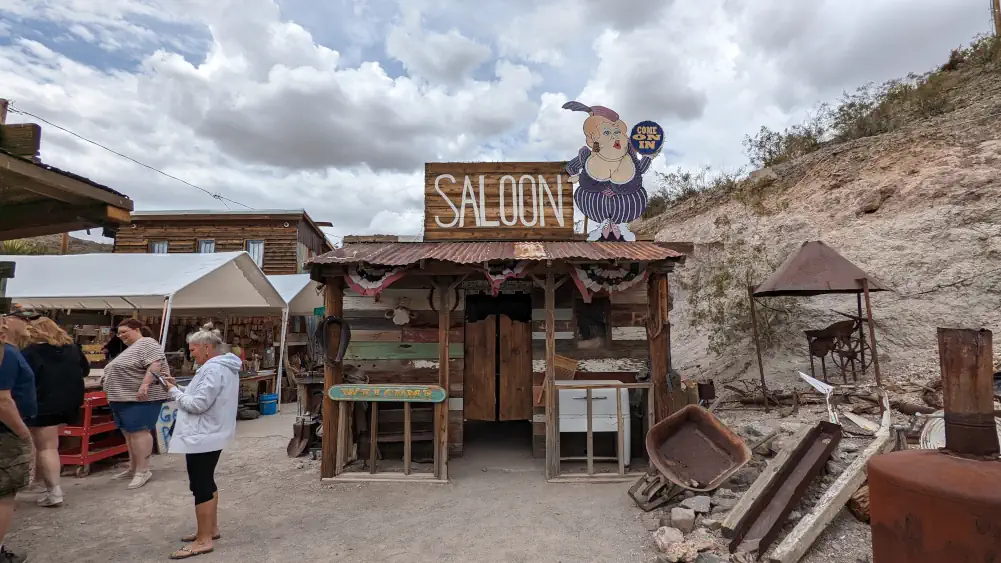 Un tout petit saloon typique de la Route 66, à côté de la mine d’Oatman. Sur le toit se tient une femme forte sulfureuse.