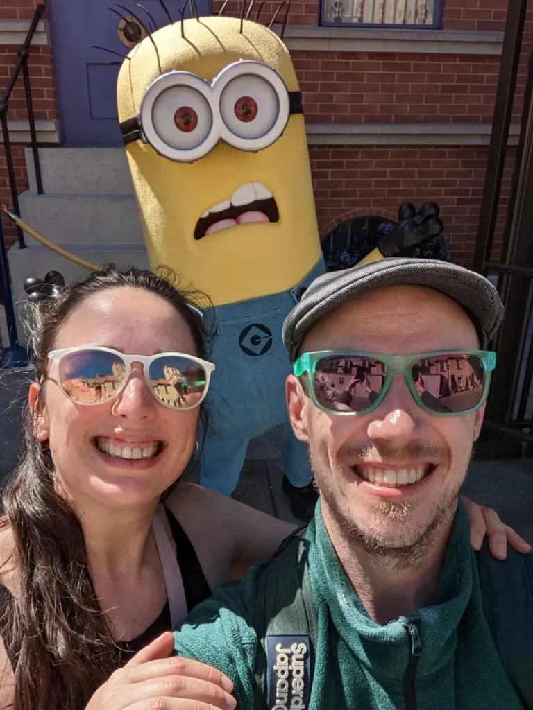 Selfie de Hélo et Nano devant un Minion. Cela ressemble à un photobomb car le Minion à l’air surpris.