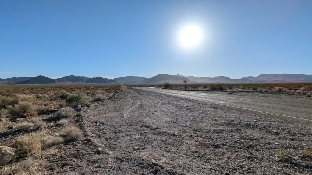 Route ensoleillée traversant le désert et les montagnes de la Death Valley dans le Nevada.