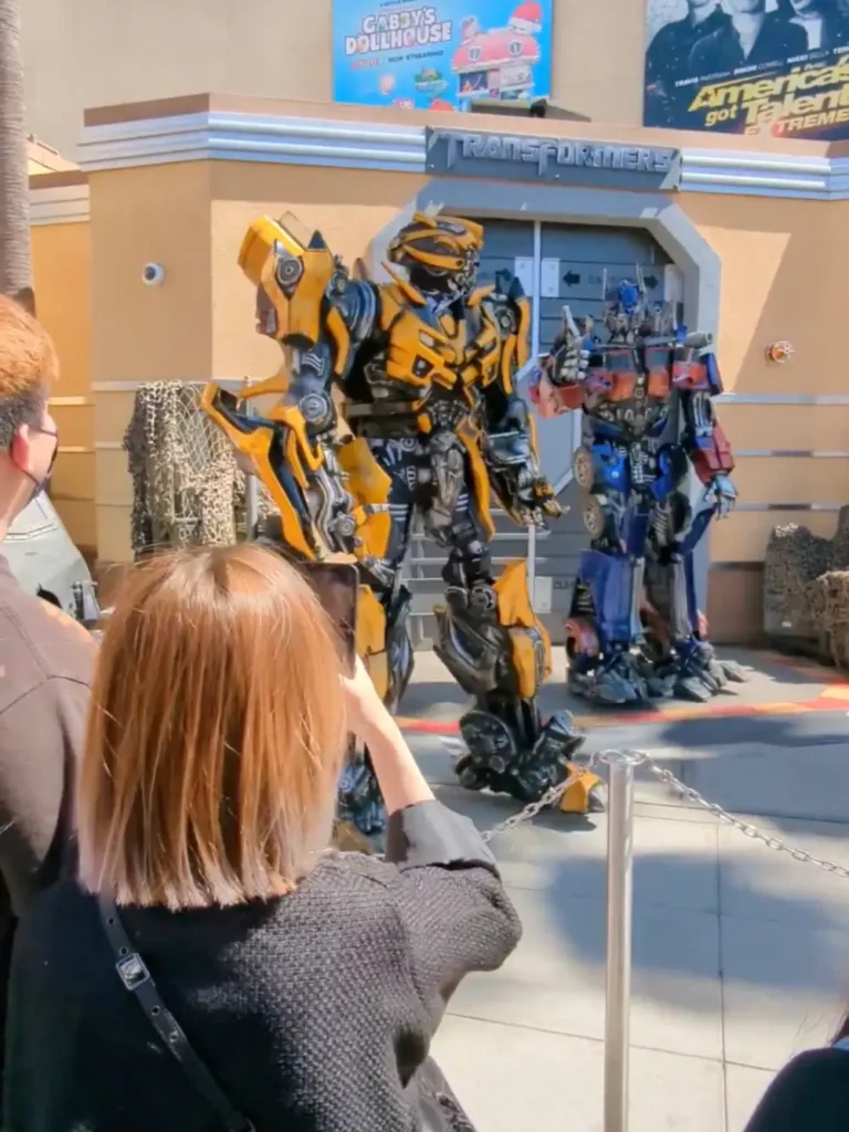 Show typique du parc Universal Studio de Los Angeles, animé par les Transformers “Optimus Prime” et “Bumblebee”.