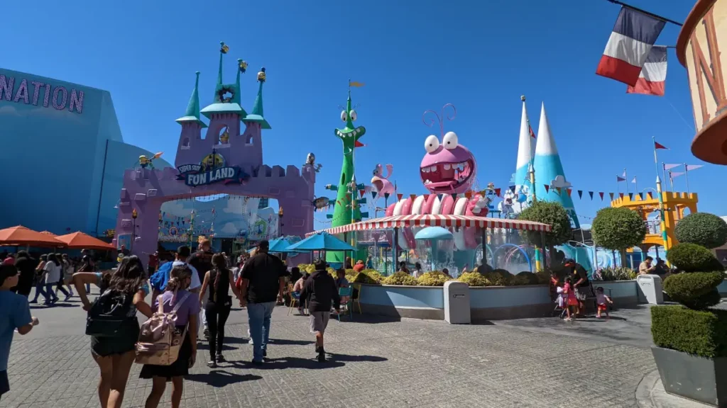 Parc aquatique pour enfants “Super Silly Fun Land”. On distingue deux grandes têtes de monstres, une verte et une rose.