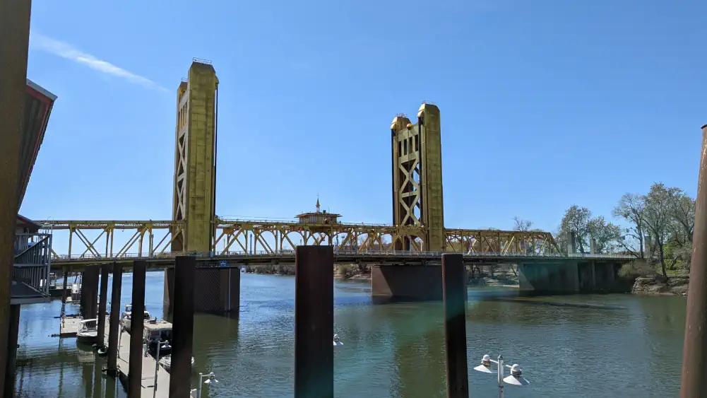 Pont levant jaune et industriel du “Tower Bridge”, traversant le fleuve Sacramento de l’Etat de Californie.