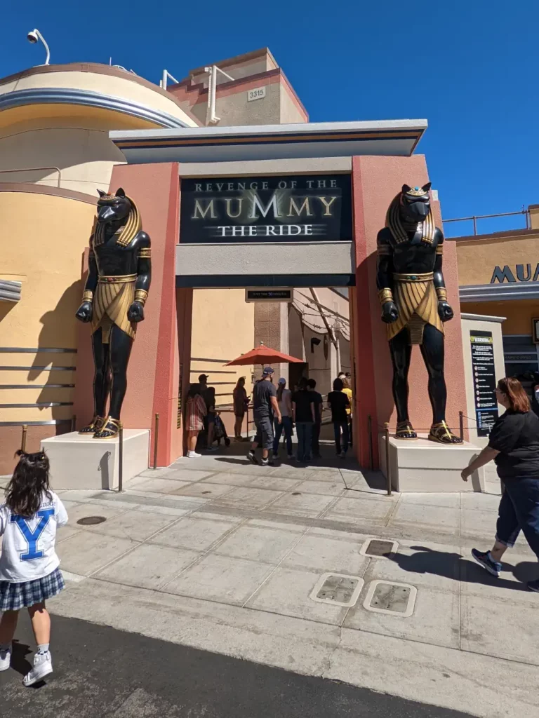 Entrée principale de “La Vengeance de la Momie”, l’attraction la plus effrayante du parc Universal Studio à Los Angeles.