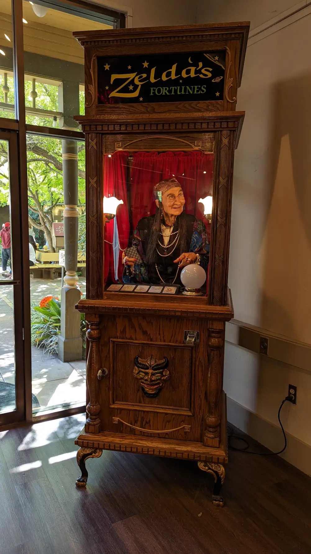 Portrait en pied de la fortune telling machine “Zelda’s Fortunes”. Elle est sculptée et tout en bois. A l’intérieur se trouve l’automate d’une vieille femme voyante.