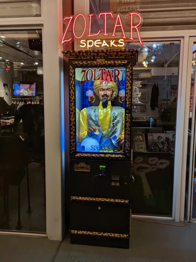 Portrait plein pied de la machine diseuse de bonne aventure Zoltar Speaks, à l’entrée du Downtown Container Park de Las Vegas.