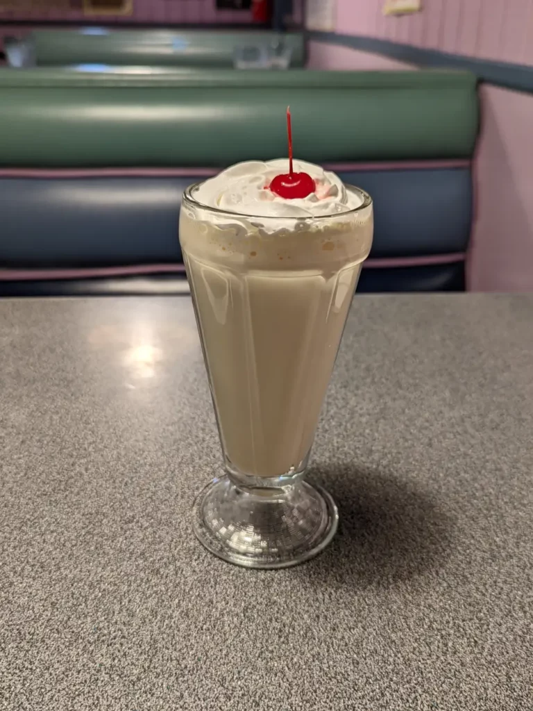 Un milk shake avec cerise, le dessert le plus emblématique que vous pourrez trouver dans un restaurant de la Route 66.