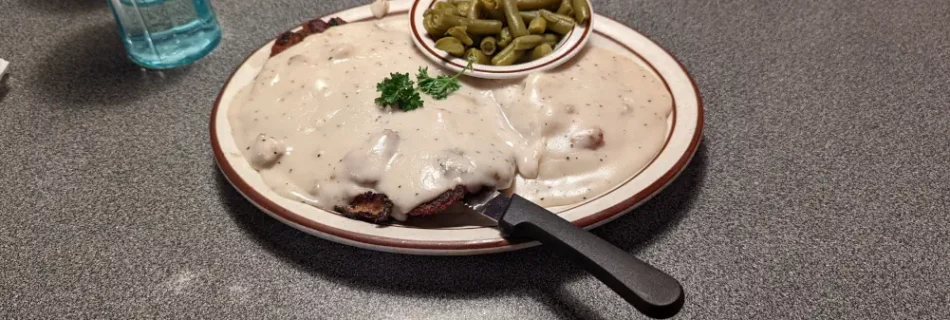 Un Chicken Fried Steak accompagné de sauce blanche : le meilleur plat de la Route 66.