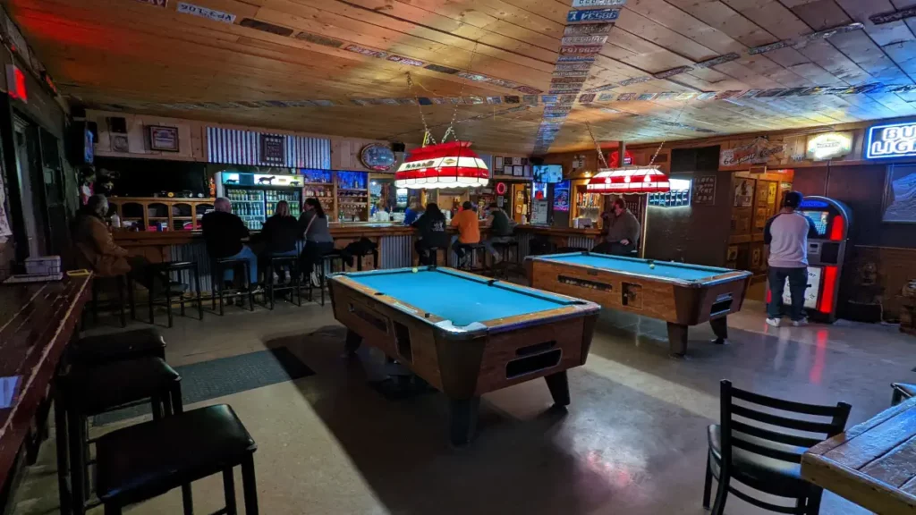 Ambiance USA du bar “Black Cat” à Seligman, situé au bord de la Route 66