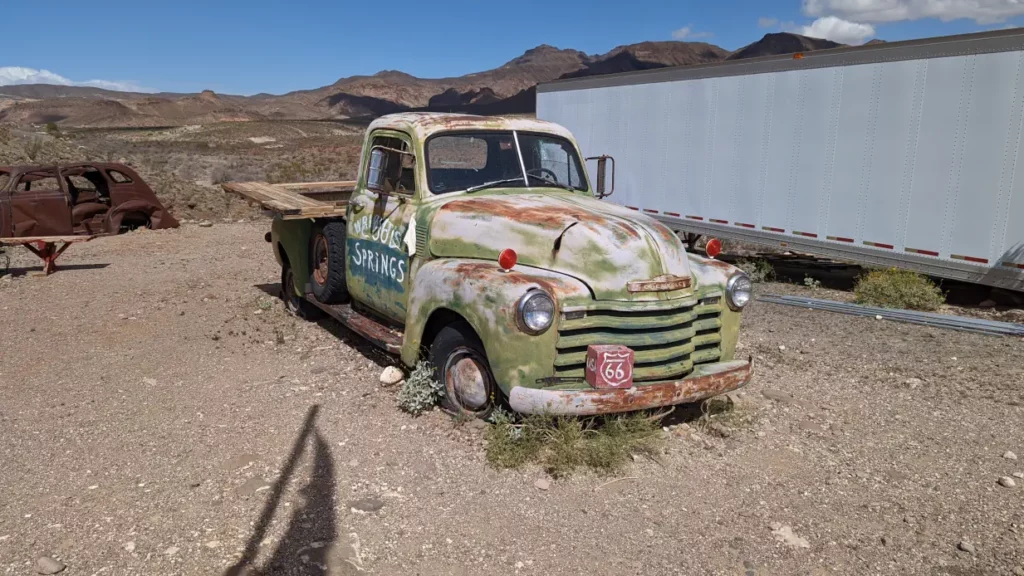 Epave d’une voiture Chevrolet typique des USA, située sur la Route 66 près d’Oatman.