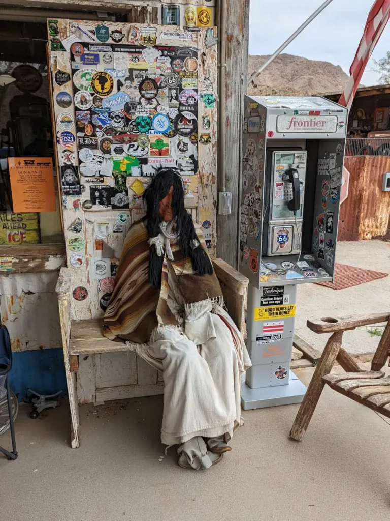 Mannequin d’une femme indienne, assise devant une boutique de souvenirs à Hackberry.