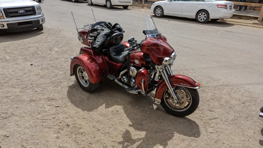 Moto Harley Davidson rouge, garée le long de la Route 66 à Oatman.