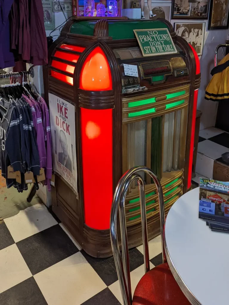 Jukebox marron avec lumières rouges et vertes, dans un magasin de souvenirs à Hackberry