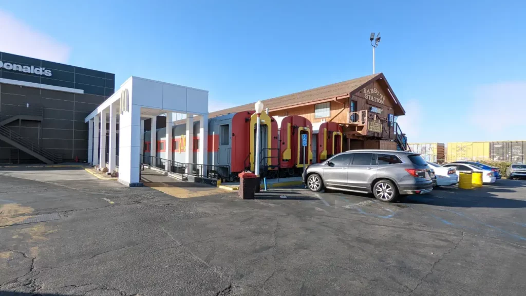 Parking de la Barstow Station, où se trouvent 3 wagons de train Mac Donald